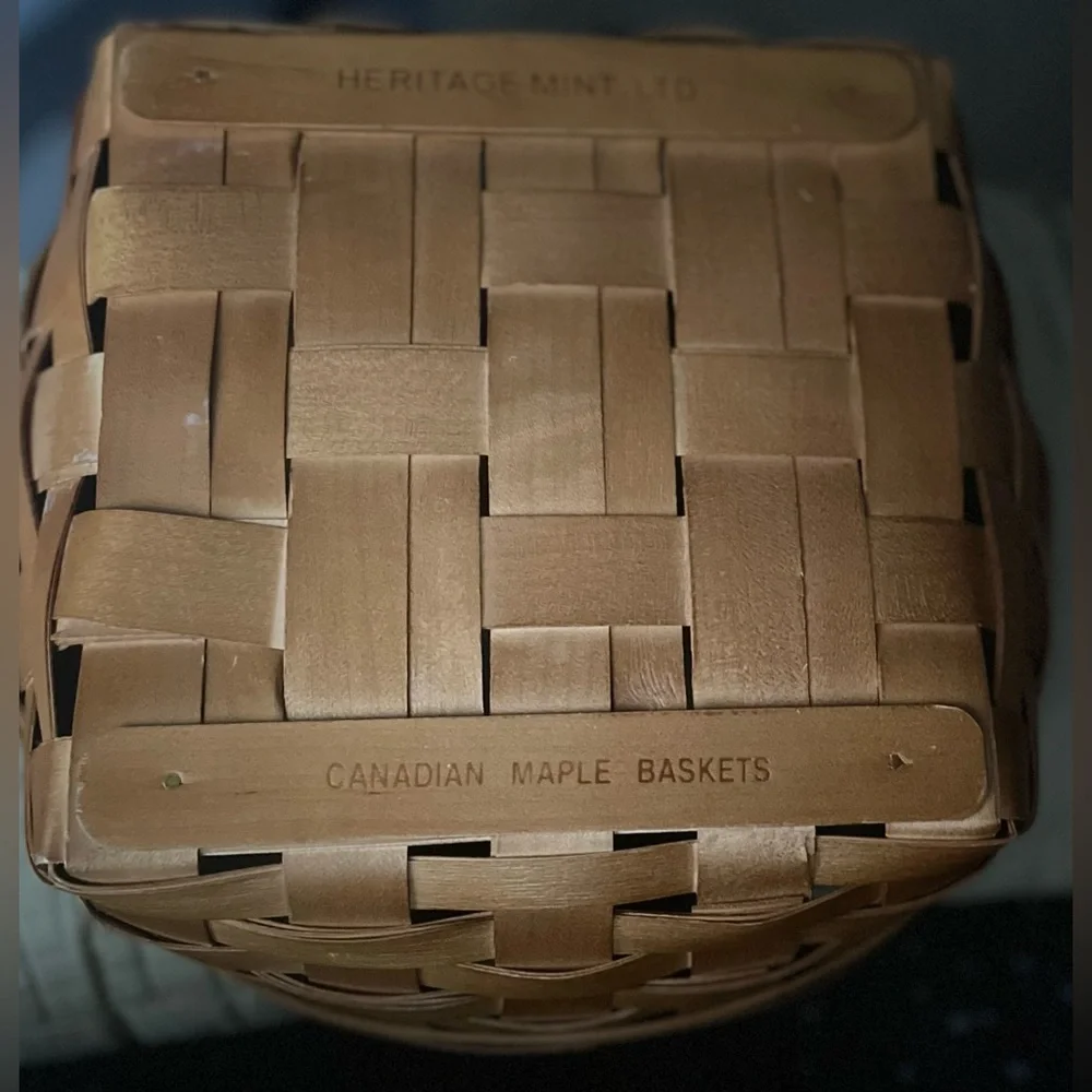 🍁🧺Heritage Mint,LTD Canada Maple basket .Liner is reversible. Smoke-free home.